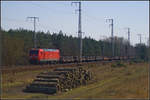 Unerwartet kam DB Cargo 145 057-6 mit ihrem Stahlplattenzug durch die Berliner Wuhlheide gefahren.