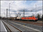 Mit einem gemischten Güterzug kam DB Cargo 189 057 bei bedecktem Himmel durch Leipzig-Thekla, 21.03.2023 (91 80 6189 057-3 D-DB)  