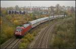 DB Fernverkehr 101 052 mit IC 2355 nach Ostseebad Binz bei trüben Wetter kurz vor dem Bahnhof Berlin Gesundbrunnen, Behmbrücke 02.11.2010