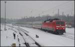 Nach Gesundbrunnen zog DB Fernverkehr 120 156 den Berlin-Warschau-Express, der diesmal nicht vom  Husarz  bespannt und einem reichlich bunten Wagenpark am 29.12.2010 am S-Bahnhof Berlin Greifswalder