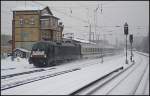 Für DB Fernverkehr ist ES 64 U2-001 / 182 501 hier am Berlin-Warschau-Express im Einsatz, der am 29.12.2010 von Berlin Gesundbrunnen kommend am S-Bahnhof Greifswalder Straße vorbei