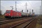 DB Schenker 185 235-9 fuhr bei trüben Wetter mit einem Kesselwagenzug durch den Bahnhof Berlin Schönefeld-Flughafen, 01.11.2010