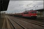 DB Schenker 155 183-7 mit Fans-Wagen (gesehen Berlin Schönefeld Flughafen 03.11.2010)