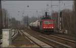 Eine Sichtung mit Fragezeichen. Während das Signal rechts für den Regional-Express schon gute 5 Minuten grünes Signal anzeigt, kam wenige Minuten später das Blocksignal für DB Schenker 155 181-1 Richtung Süden dazu. Auf den ersten Blick nicht weiter schlimm, aber beide Richtungsgleise werden über dem Karower Kreuz eingleisig. Auf Höhe des Karower Stellwerks hat es immer wieder beinahe Unfälle mit Flüssiggaszügen gegeben, ESTW ist hier nicht verbaut. So stellt sich die Frage wie beide Richtungsgleise über einen eingleisigen Streckenabschnitt freigeschaltet werden können, ob es da keine Sicherungen gibt (gesehen Berlin Karow 13.03.2011)