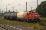 DB Schenker 261 023-6 mit vier Kesselwagen am 09.09.2011 in Magdeburg Hbf.