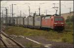 DB Schenker 152 113-7 und Aufliegerzug Richtung Rothensee am 09.09.2011 in Magdeburg Hbf.