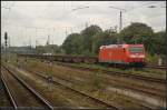 DB Schenker 185 137-7 mit Niederbordwagen am 09.09.2011 in Magdeburg Hbf.