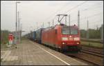 DB Schenker 185 004-9 ist am 03.10.2011 mit einem  LKW-Walter -Zug Richtung Süden unterwegs (gesehen Rostock Dierkow)