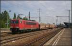 DB Schenker 155 117-5 mit einem gemischtem Gterzug am 19.06.2012 in Berlin Schnefeld Flughafen