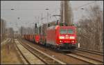 DB Schenker 185 172 mit Stahlplatten am 08.04.2013 in Berlin-Karow