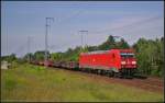 DB Schenker 185 359 mit Stahlbrammen am 18.06.2013 in der Berliner Wuhlheide