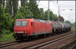 DB Schenker 145 044-4 legt sich mit ihren vier Kesselwagen in die Kurve nach Bernau (Gesehen Berlin Buch 02.06.2010)