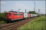 DB Schenker 151 076-7 und einbem Containerzug (gesehen Lehrte-Ahlten b.