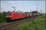 DB Schenker 185 051-0 und einem Containerzug (gesehen Lehrte-Ahlten b.