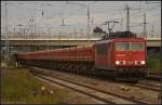 DB Schenker 155 048-2 mit einer Reihe Fans-Wagen Richtung Genshagener Heide (gesehen Berlin Schönefeld Flughafen 06.10.2010)