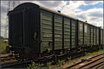 Dieser zweiachsige Bahndienstwagen der Eisenbahn-Bau- und Betriebsgesellschaft Pressnitztalbahn mbH (PRESS) könnte aus einem Gepäckwagen umgebaut sein, leider fanden sich keine Angaben dazu. Mit einem zweiten Wagen stand der Wagen am 08.09.2018 in der Nähe des Magdeburger Wissenschaftshafen (40 80 D-PRESS 9400 917-7 360)