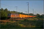 HSL Logistic 185 599-8 fuhr mit dem 'ZIH'-Containerzug am 29.08.2017 durch die Berliner Wuhlheide