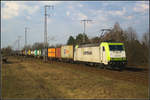 ITL 185 580-8 fuhr mit einem Containerzug am Abend des 10.04.2018 durch die Berliner Wuhlheide.