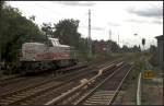 mkb V 19 / 277 808-2 durcheilt am 30.08.2011 solo Berlin-Karow. Gleichzeitig nhert sich ein Zug der Baureihe 481 der Berliner S-Bahn dem Bahnhof