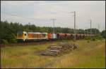 LOCON 401 / 264 005 war an NbE Logistik untervermietet als sie mit NbE 212 369 und feinem Kies am 19.07.2013 durch die Berliner Wuhlheide fuhr