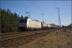 RheinCargo 145 084-0 fuhr mit einem Kesselwagen-Zug, der Benzin geladen hatte, am 06.04.2018 durch die Breliner Wuhlheide.