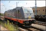 TXL 241.002  Skywalker  steht abgebügelt in der hochsommerlichen Hitze und wartet darauf auf das Gelände von Bombardier gezogen zu werden (seit 10/2008 vermietet, gesehen Hennigsdorf b.