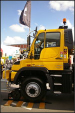 InnoTrans 2016 in Berlin: Markante Seitenansicht des neuen Unimog U 423 von Mercedes Benz, hier als Rangierfahrzeug von der Firma Zagro ausgestellt.