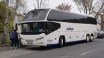 Neoplan von WRZ-Reisen steht im April 2019 an der Kinderakademie in Fulda