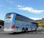 Nachschuss auf den NEOPLAN STARLINER,rechts gesteuert,von P.W.Jones Holidays aus England am 13.8.2013 in Krems an der Donau.