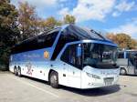 NEOPLAN STARLINER,rechts gesteuert,von P.W.Jones Holidays aus England am 13.8.2013 in Krems an der Donau.