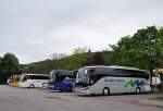 Gruppenbild aus Krems,vorne der Setra 515 HD von Zwlfer Reisen aus Niedersterreich.Krems am 5.5.2015.