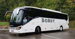 Setra S 515 HD des Busunternehmens BORST befährt den Parkplatz am Rheinfall im Oktober 2019