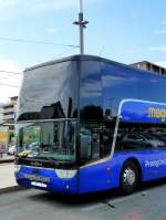 Frankreich, Languedoc-Roussillon, Hrault, Montpellier Sabines (an der Trambahn Linie 2): ein megabus.com (VanHool TX27 astromega) auf der Fahrt nach Spanien. 04.09.2015