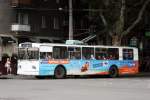 Odessa 5.9.2009  Ein Trolleybus sowjetischer Bauart ZIU im Stadtbild nahe Hauptbahnhof.