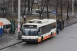 Nahe des Hauptbahnhof in Kiew, da wo das groe Dampflokdenkmal steht, fhrt darunter eine Trolleybuslinie entlang.