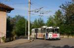 Ganz vorsichtig fuhr der Fahrer dieses ZIU 9 O-Bus um die neunzig Grad  Kurve, um nicht die Stromfhrung zu verlieren.