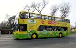 UNVI Urbis Doppelstockbus von Vienna Sightseeing in Wien beim Donauturm gesehen.