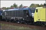 Nachtrag: MRCE ES 64 F4-454 / 189 454-2 in einem Lokzug am 04.10.2009 in Berlin Wuhlheide (NVR-Nummer 91 80 6189 454-2 D-DISPO)
