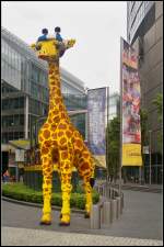 Mitte/277108/die-beruehmteste-giraffe-berlins-komplett-aus Die berhmteste Giraffe Berlins: Komplett aus Duplo-Steinen errichtet steht sie vor dem Legoland Discovery Centre am Potsdamer Platz