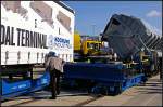 So soll die Zukunft beim Verladen von LKW-Aufliegern aussehen: Der Taschenwagen schwenkt nach au�en und der LKW kann den Auflieger �bernehmen (Megaswing, INNOTRANS 2010, gesehen Berlin 22.09.2010)