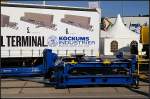 Die Zukunft beim Be- und Entladen von Aufliegertragwagen verspricht der  Megaswing : Der Taschenwagen schwenkt nach au�en und der Auflieger kann �bernommen werden (INNOTRANS 2010, gesehen Berlin