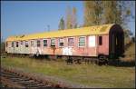 Der MITROPA-Schlafwagenwagen 51 80 70-40 187-3 ist in einem sehr bescheidenen Zustand.