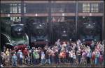 Von der Nossener Br�cke hatte man einen guten Blick auf das Geschehen an der Drehscheibe beim 3. Dresdner Dampfloktreffen. Aus dem Lokschuppen schauen 18 201, 62 015, 89 6009 und 01 137 dem Treiben zu (gesehen Dresden-Altstadt 02.04.2011)