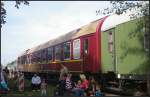 5. Berliner Eisenbahnfest: Pause am Mitropa-Wagen (gesehen Berlin Bw Sch�neweide 09.09.2012)