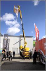 Zweiwegeb�hne des italienischen Herstellers PLATFORM BASKET auf der InnoTrans 2012 in Berlin