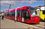 Die Tram Silkworm des t�rkischen Herstellers Durmazlar gibt es als Unidirektionale (mit einem F�hrerstand) und als bidirektionale Ausf�hrung. Im Bild ist die f�nfteilige Variante mit zwei F�hrerkabinen zu sehen. Ausgestellt war die Tram auf der InnoTrans 2014 in Berlin

Technische Daten: L�nge 28m/32m, Breite max 2.65m, H�he 3.50m, Bereiche f�r Behinderte 2, Sitzpl�tze 50, Stehpl�tze 224, Nominal Leistung 4x 100 kW, H�chstgeschwindigkeit 80 km/h

Website (english): http://www.durmaray.com/product-view/11-bidirectional-tram-39.html

