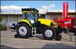 Von der polnischen Firma Crystal Traktor Sp.z.o.o. kommt der Eisenbahn-Stra�entraktor Orion 9C160. Das Fahrzeug ist f�r die Spurbreiten 1435 mm und 1520 mm lieferbar. Als Option gibt es auch einen Pflugschar, Kupplung f�r Anh�nger und Spritzger�te. Ausgestellt war der Traktor auf der InnoTrans 2014 in Berlin
<p>
Technische Daten: Max. Leistung 100 kW, max. Geschwindigkeit 30 km/h, max. Anzahl gezogener Wagen 10 (Mg-Bremse)
<p>
Website (english): http://www.traktor.pl/en/products/orion-9c160-31.html
