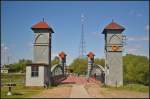 Hubbr�cke Handelshafen in Magdeburg Neustadt, 10.05.2015
<br><br>
Die Hubbr�cke wurde 1894 f�r die Hafenbahn errichtet um bei Hochwasser den Schiffsverkehr zu erm�glichen. Die Br�cke ist in Stahlfachwerkskonstruktion gefertigt. Die St�tzweite betr�gt 32 m, das Gewicht 129 t. In den Eckt�rmen befinden sich jeweils 30 t schwere Gegengewichte die �ber Umlenkrollen und 10 Stahlseilen mit der Trogbr�cke verbunden sind. Das Heben der Br�cke erfolgte �ber eine Hydraulik, die �ber eine Ringdruckwasserleitung am Hafenbecken angeschlossen war. Im Notfall wurde die Br�cke auch mechanisch per G�pelantrieb (links unten im Bild) angehoben. 1932 wurden Elektromotoren eingebaut, 1980 wurde der Verkehr �ber die Br�cke eingestellt. 2009 wurde die Br�cke restauriert und f�r Fu�g�nger und Radfahrer freigegeben (Quelle Wikipedia)