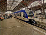 Ausgeliehen von der Transdev Bayerischen Regiobahn (BRB) steht 1648 347 mit einem Schwestertriebzug, beide Lint 41 mit neuer Kopfform von Alstom, auf Gleis 23 um als RE6 Chemnitz Hbf neben dem Museumsgleis in Leipzig Hbf. Um Wartezeit zu �br�cken fand sich am 12.04.2025 Zeit diese Leistung auf den Chip zu bannen (NVR-Nummer 95 80 1648 347-0 D-TDRO)