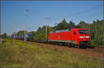 DB Cargo 152 031-1 fuhr mit dem 'LKW-Walter'-KLV am 29.08.2017 durch die Berliner Wuhlheide